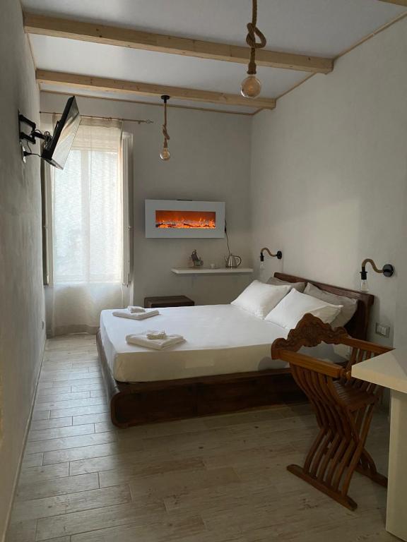 una camera da letto con un grande letto bianco e una finestra di Palazzo Monna B&B a Molfetta