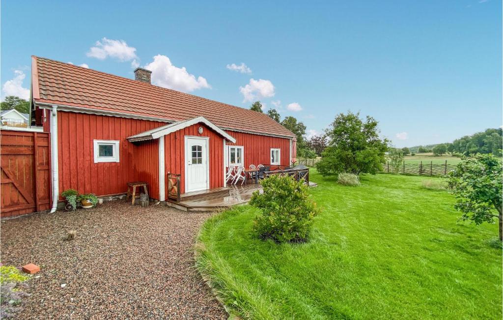 un granero rojo con patio y patio en 3 Bedroom Nice Home In Fjrs, en Fjärås