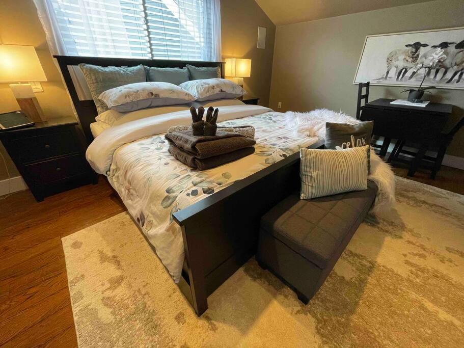 una camera con un grande letto e un divano di Cozy loft in Upper Gibsons a Gibsons