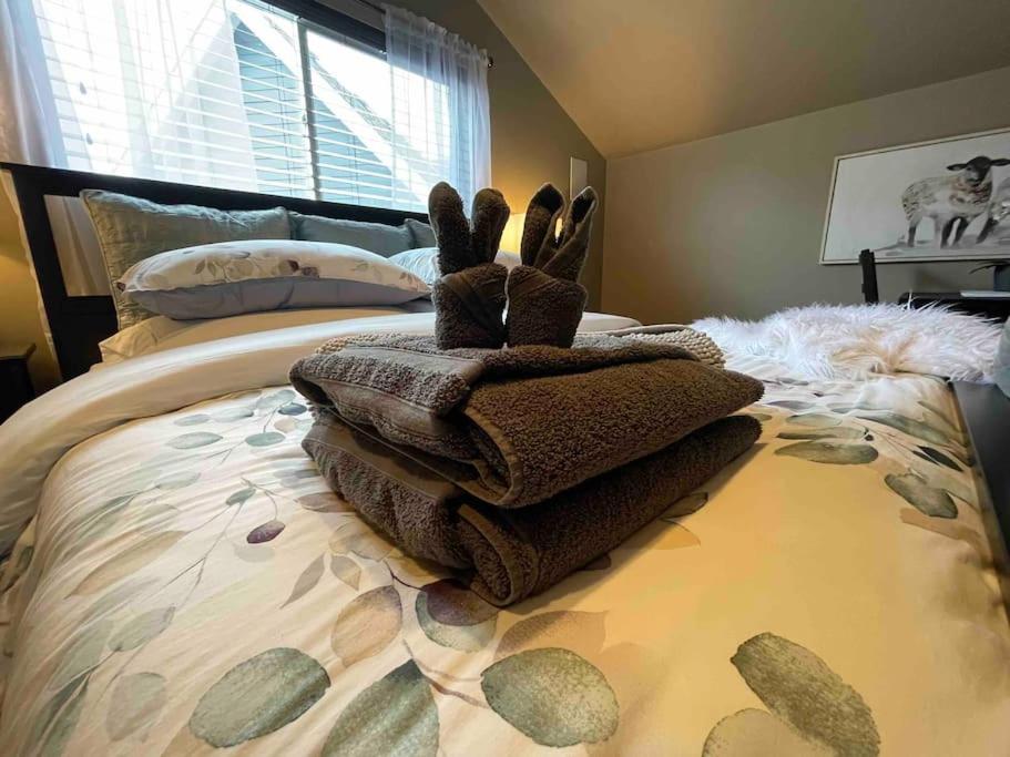 un letto con sopra un mucchio di asciugamani di Cozy loft in Upper Gibsons a Gibsons