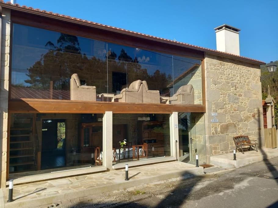 Una casa con muchas ventanas. en Casa de Crabera, en A Coruña