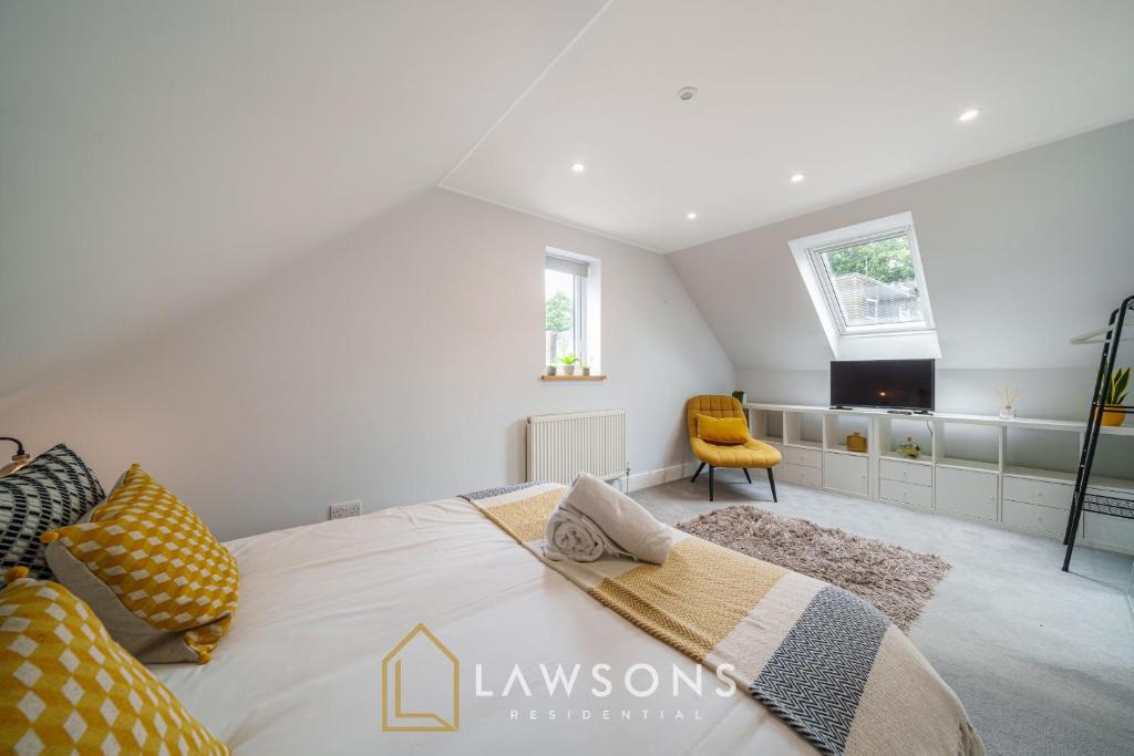 1 dormitorio con 1 cama grande y 1 silla amarilla en Loft Living by Lawsons en Windsor