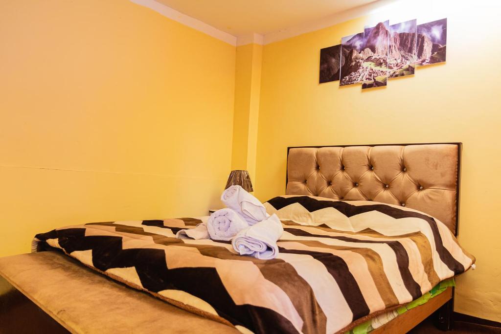 uma cama com toalhas num quarto em Guest House Sky Lake em Copacabana