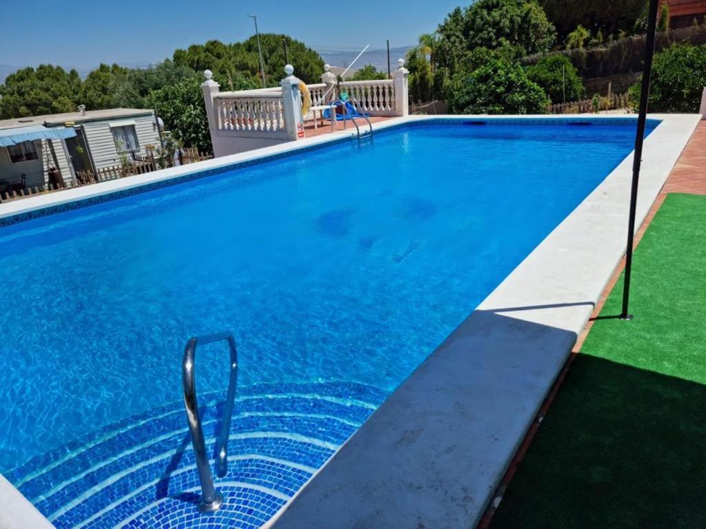 een groot zwembad met blauw water bij MOBIL GALA in Alhaurín de la Torre