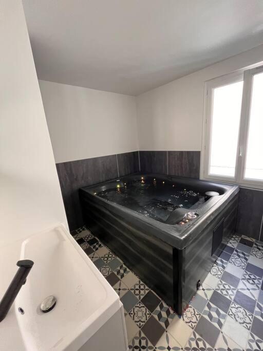Postel nebo postele na pokoji v ubytování Coin de paradis avec spa illimité en plein centre Avranches