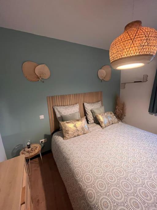 Postel nebo postele na pokoji v ubytování Coin de paradis avec spa illimité en plein centre Avranches