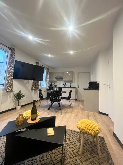 TV a/nebo společenská místnost v ubytování Coin de paradis avec spa illimité en plein centre Avranches