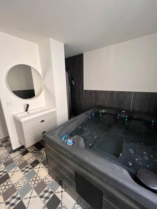 Fotografie z fotogalerie ubytování Coin de paradis avec spa illimité en plein centre Avranches v destinaci Avranches