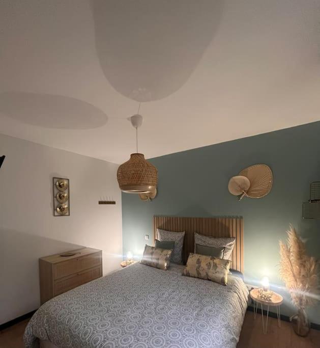 Postel nebo postele na pokoji v ubytování Coin de paradis avec spa illimité en plein centre Avranches