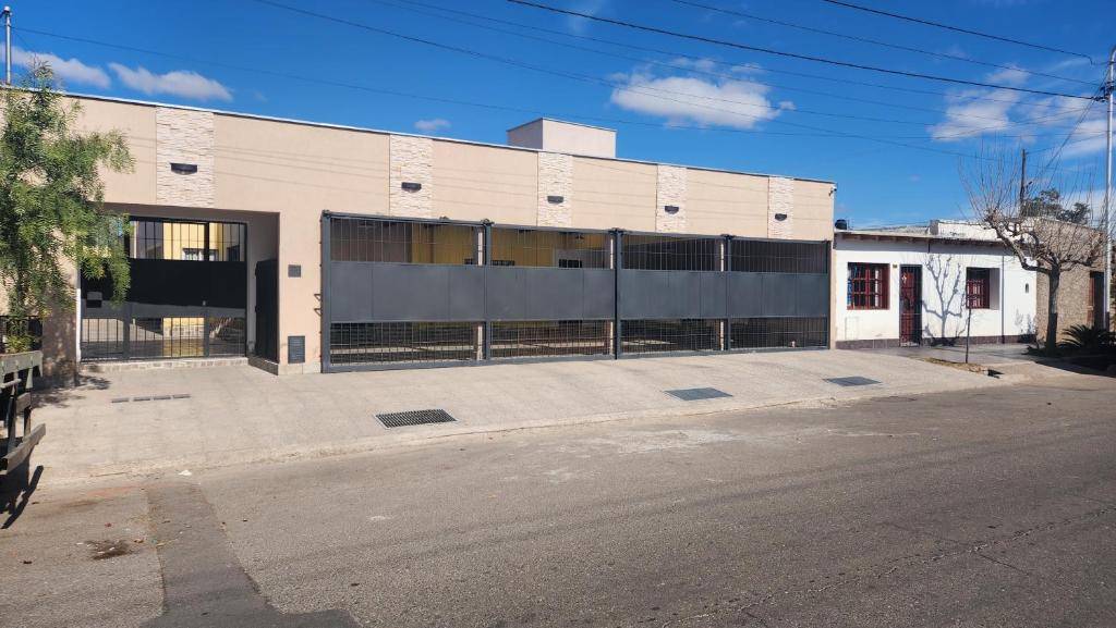 una calle vacía frente a un edificio en Caminos del vino !!!!, en Coquimbito