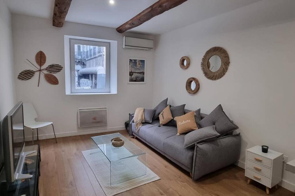 un salon avec un canapé et une table dans l'établissement T2 au cœur du centre ville de marseille, à Marseille