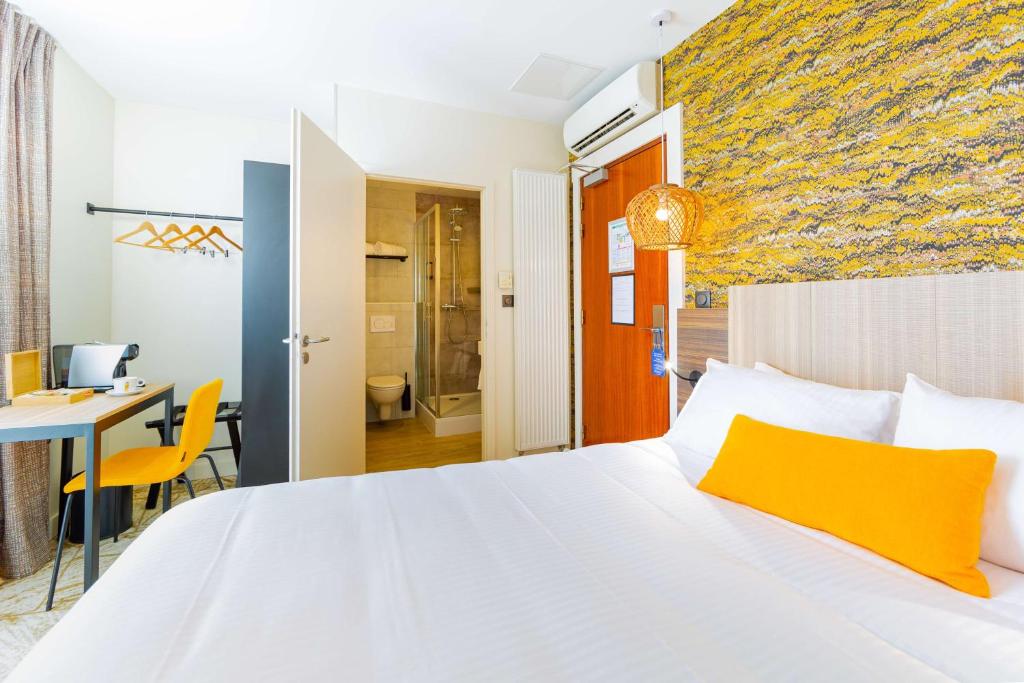 Postel nebo postele na pokoji v ubytování Best Western Mulhouse Salvator Centre