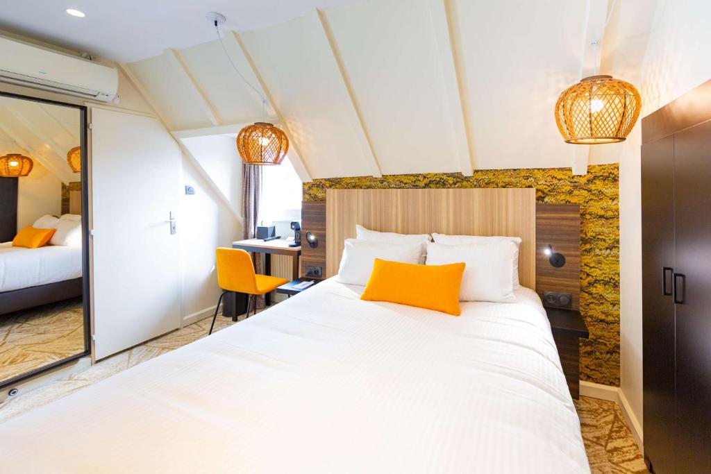 Postel nebo postele na pokoji v ubytování Best Western Mulhouse Salvator Centre