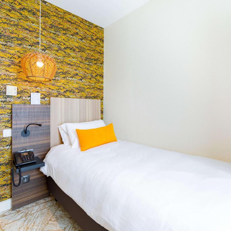 Postel nebo postele na pokoji v ubytování Best Western Mulhouse Salvator Centre