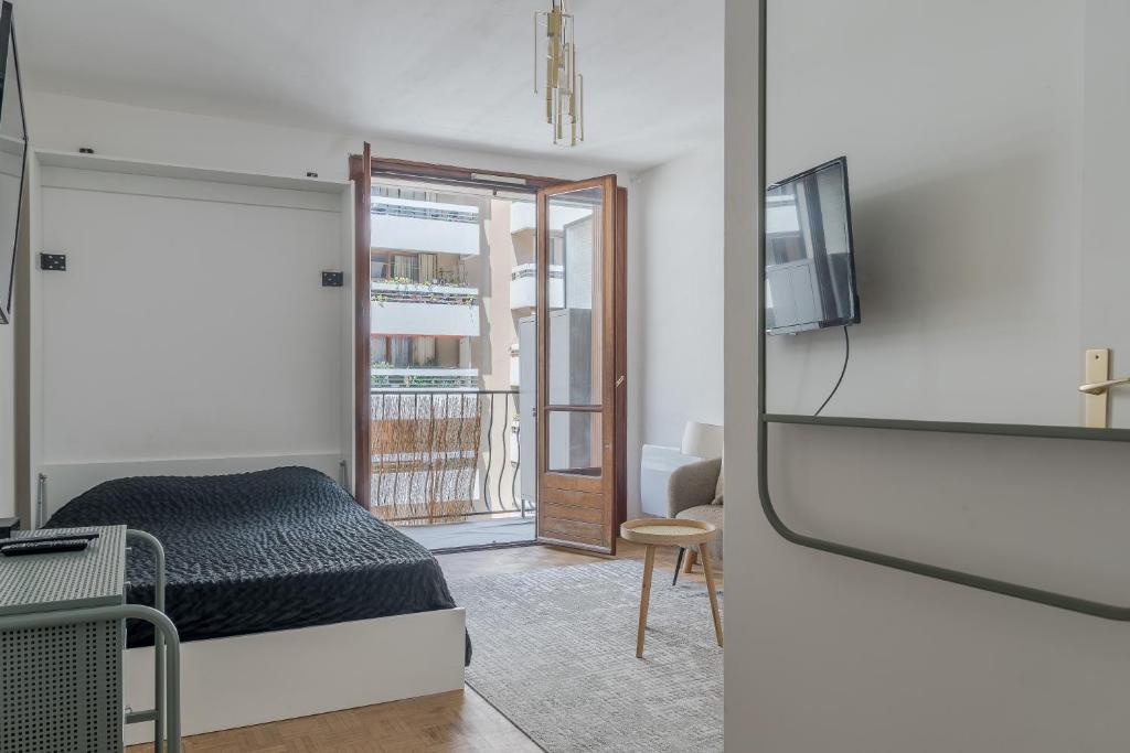 Televízia a/alebo spoločenská miestnosť v ubytovaní Appartement cosy avec balcon