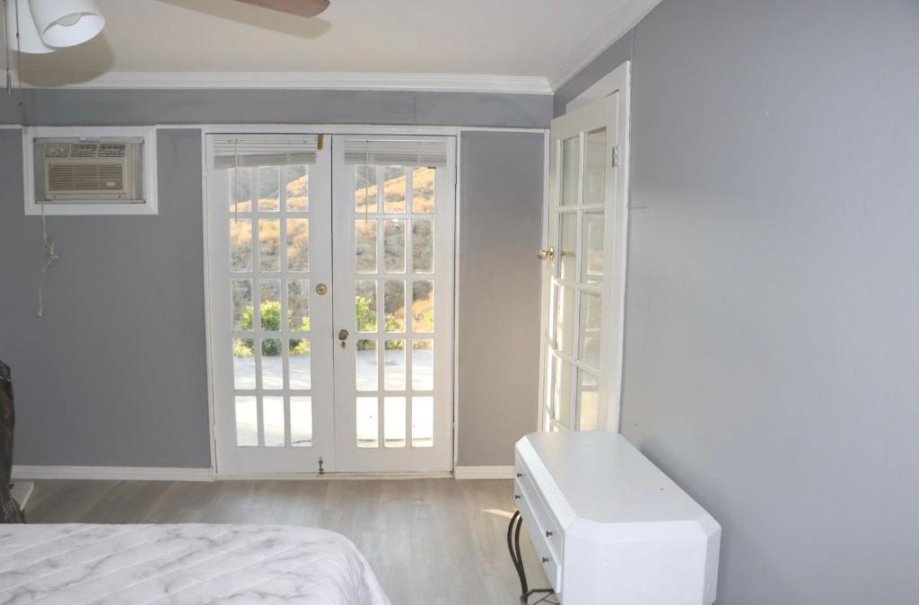 - une chambre blanche avec un lit et une fenêtre dans l'établissement Mountain View Studio, à Hemet