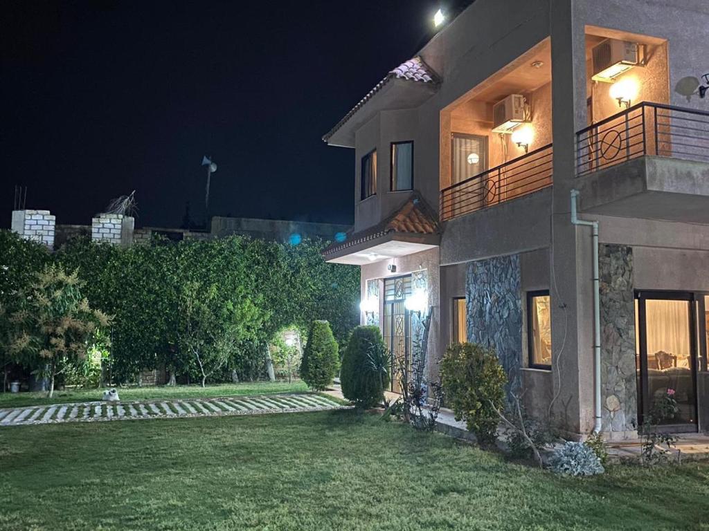 ein großes Haus mit Garten in der Nacht in der Unterkunft Bahga villa in Alexandria
