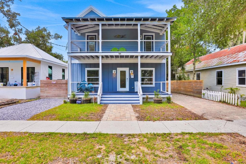 uma casa azul com uma casa branca em Sanford Serenity em St. Augustine