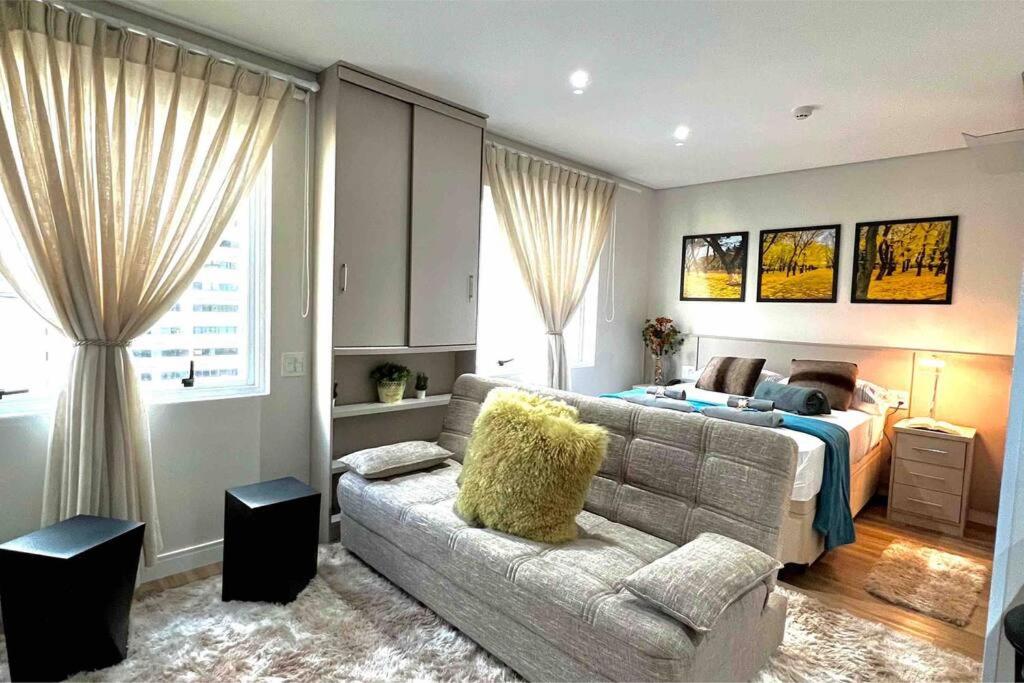 sala de estar con sofá y cama en 904 - Flat Studio Consolação Premium Elegance, en São Paulo