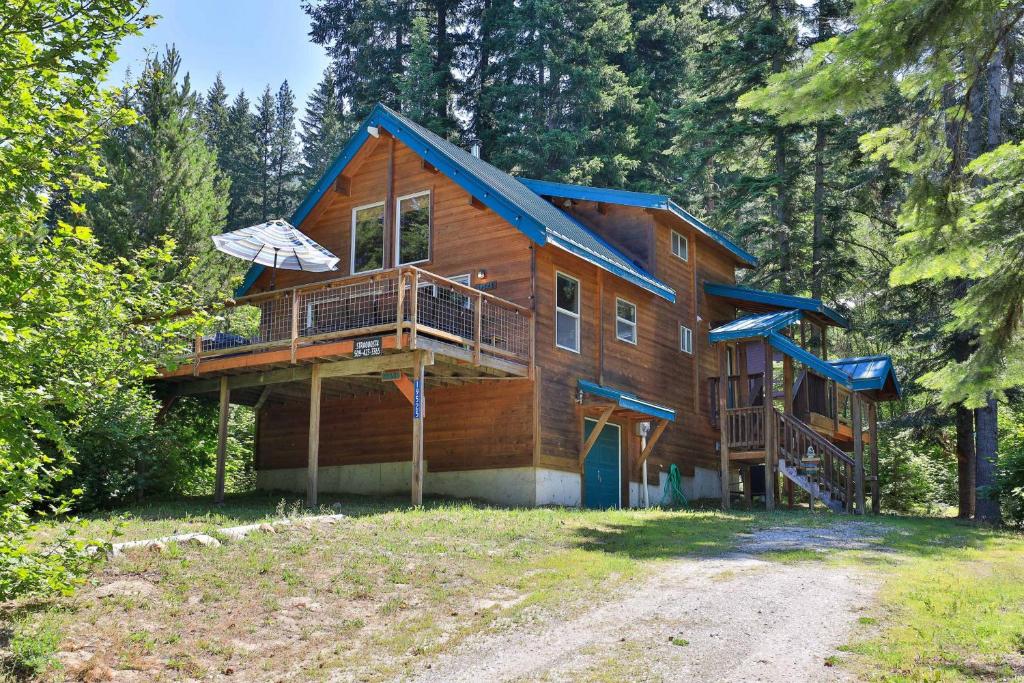 a large wooden house in the woods at Leavenworth Cabin 3 Mi to Lake Wenatchee Hot Tub! in Leavenworth