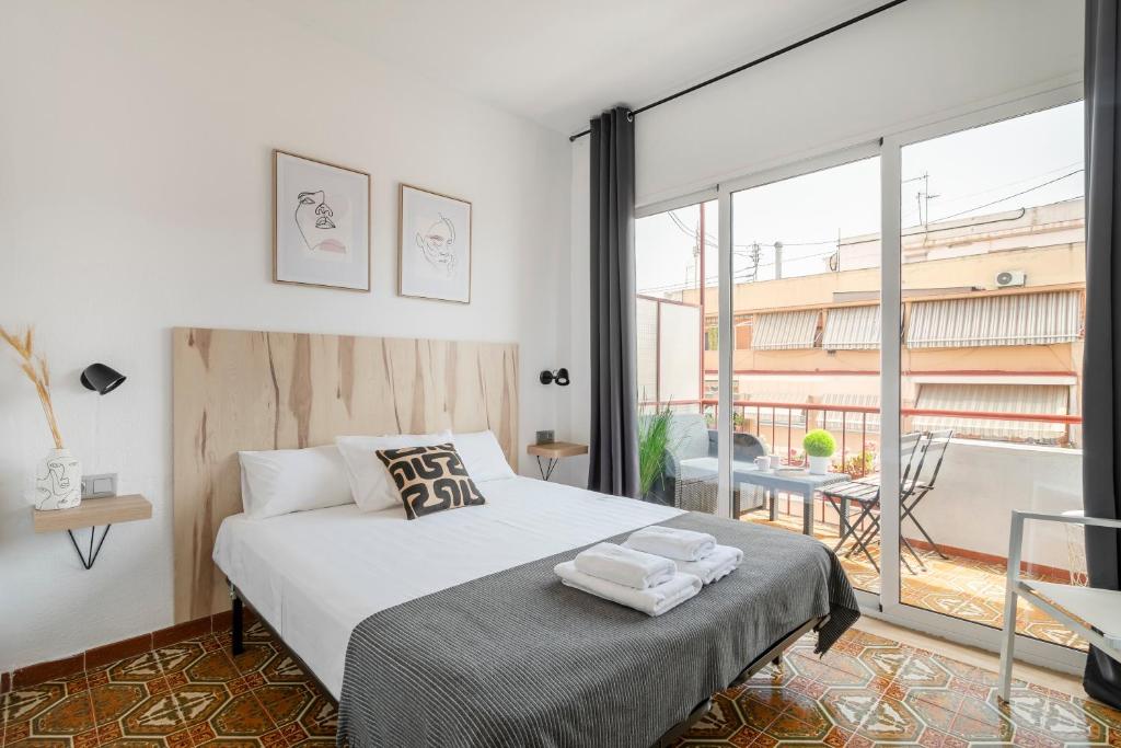 1 dormitorio con cama y ventana grande en CASA MILA SV19 guesthouse, en Alicante
