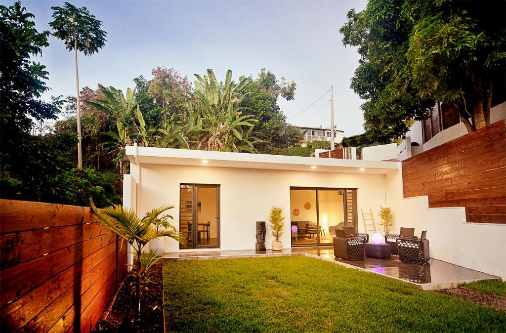 um quintal de uma casa com uma cerca em Maison Moderne et Cosy proche de Papeete em Punaauia