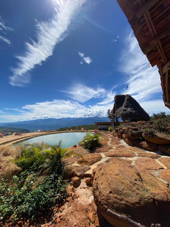 una vista de un cuerpo de agua con algunas rocas en Casa Mahanaim Barichara, en Barichara