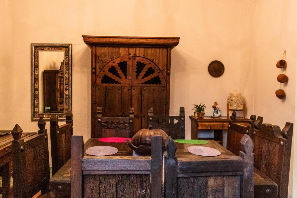 d'une salle à manger avec une table et une porte en bois. dans l'établissement Abadia de San Pedro, à Guadalajara