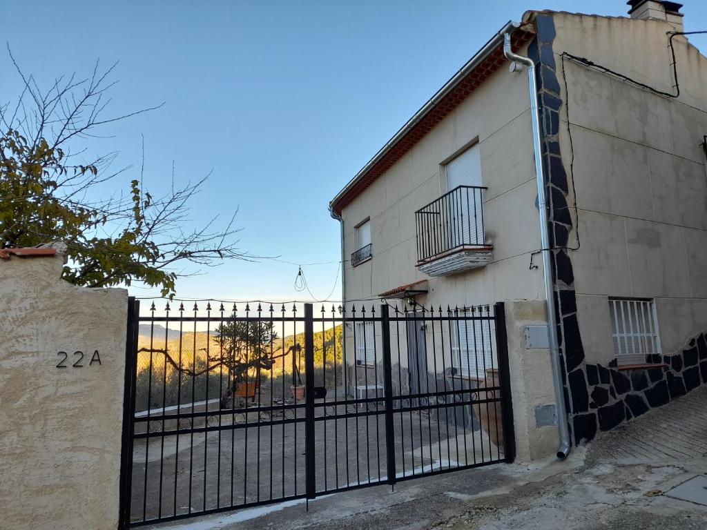 耶斯特的住宿－Casa Rural del Saz，建筑前的大门,有栅栏