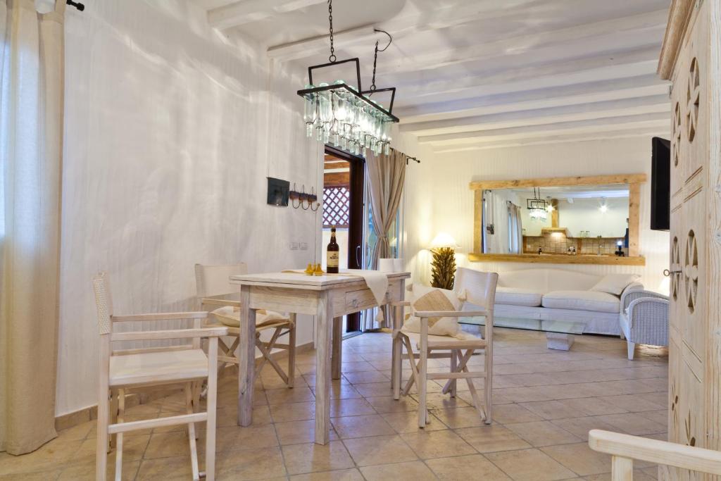 ムルタ・マリアにあるSmart Appart Nice Sardiniaのダイニングルーム(白いテーブル、椅子付)