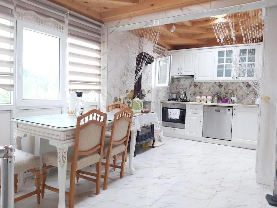 een keuken met een tafel en stoelen in een kamer bij Sakin Köy Evi Kaçamağı in Arsin