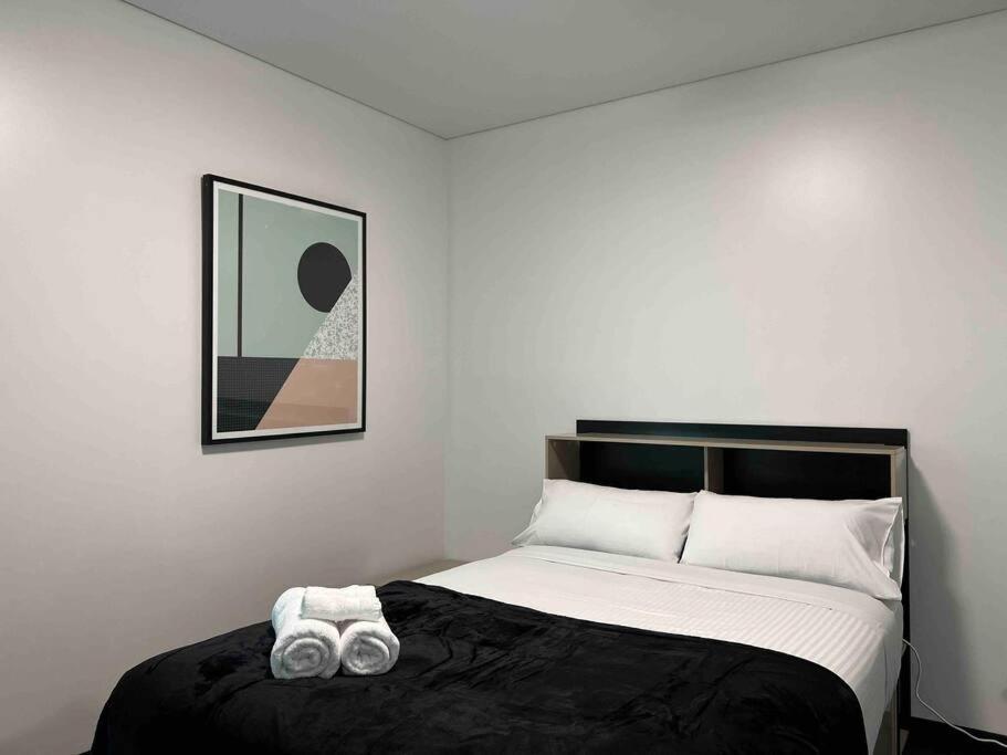 um quarto com uma cama com duas toalhas em 2BR entire apt City central em Adelaide