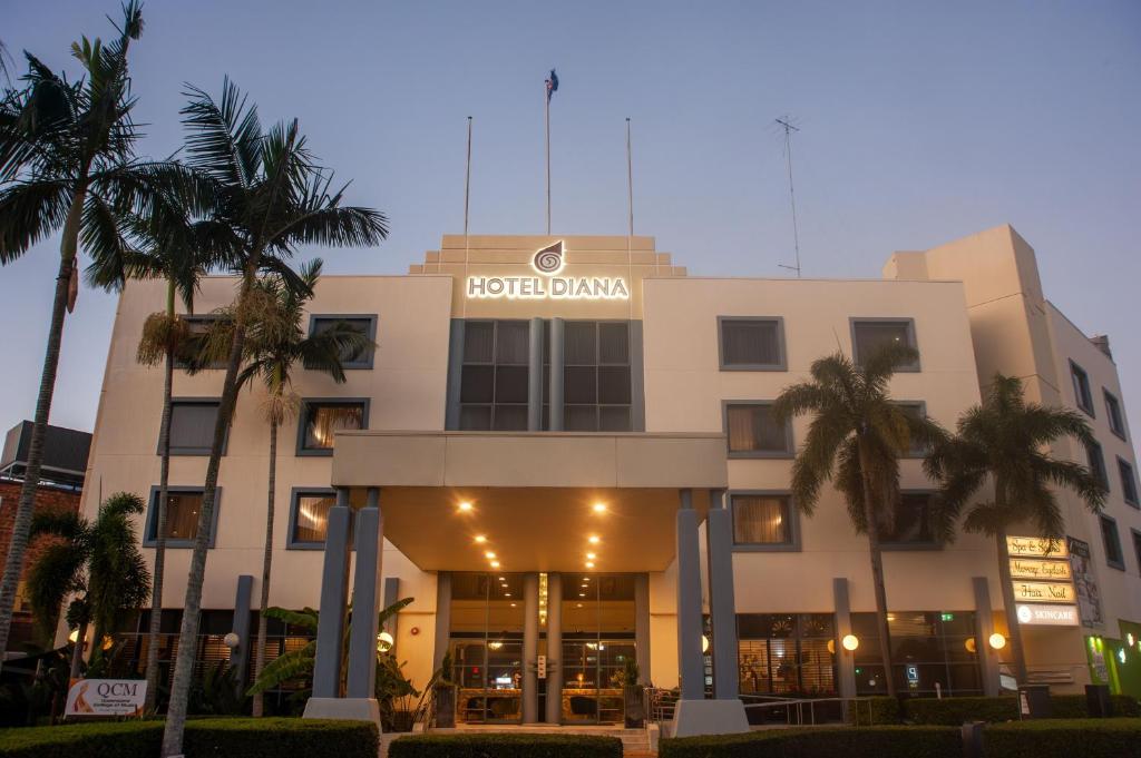 um edifício hospitalar com palmeiras em frente em Hotel Diana em Brisbane