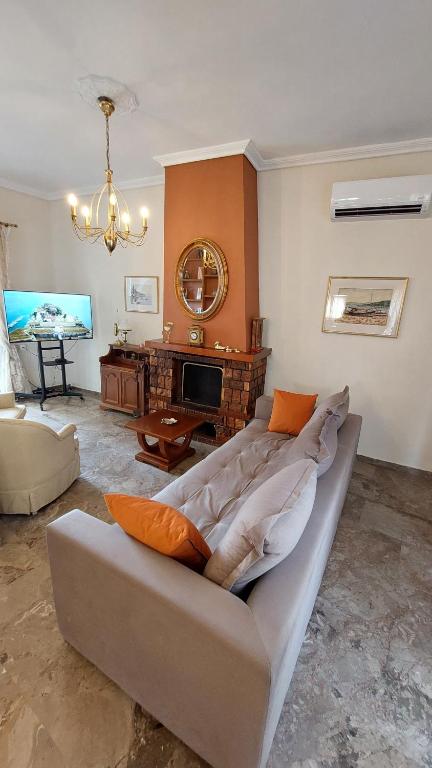 salon z kanapą i telewizorem w obiekcie Semiramis Apartment w mieście Potamós