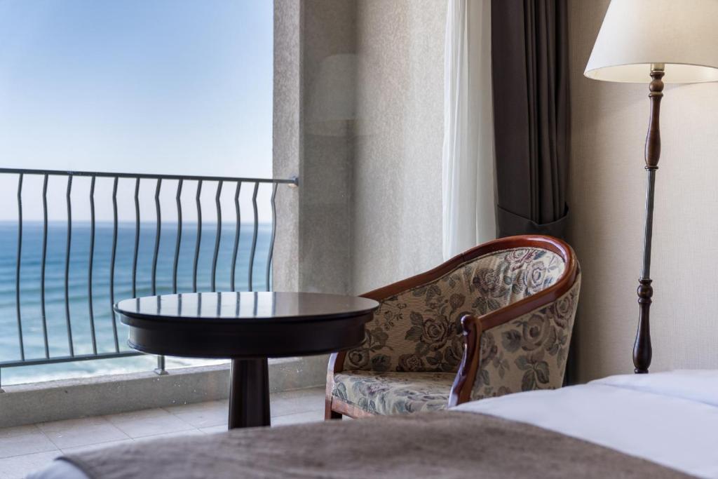Nespecifikovaný výhled na moře nebo výhled na moře při pohledu z hotelu