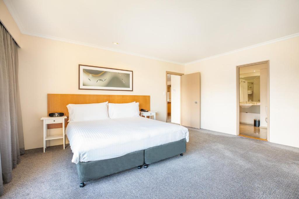 Postel nebo postele na pokoji v ubytování Holiday Inn Sydney Potts Point