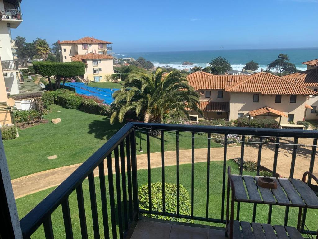 a balcony with a view of a yard at Apartamento Playa Mar Azul in El Quisco