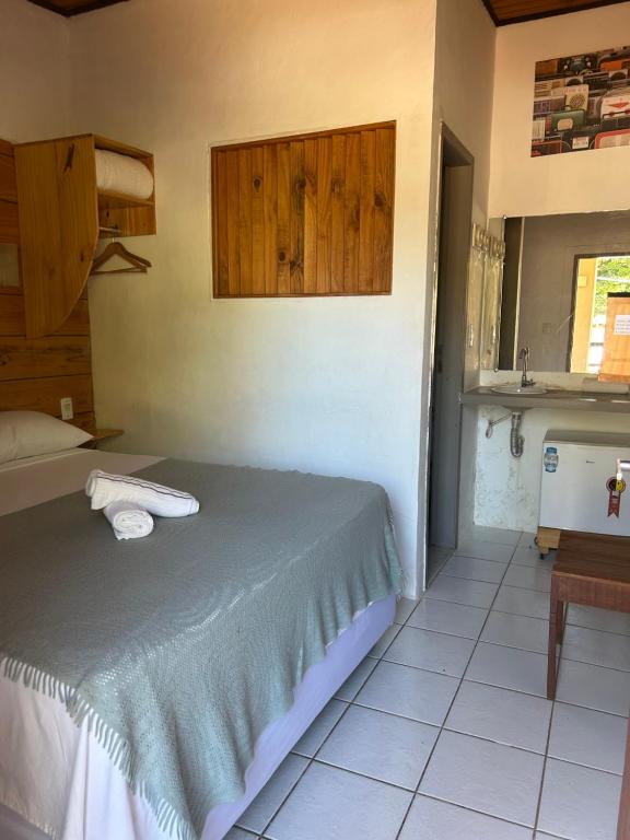 Uma cama ou camas num quarto em Pousada Bar Café Algas Marinhas
