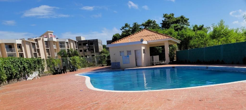 uma piscina em frente a um edifício em Apto Entero familiar espacioso con piscina confortable em Licey