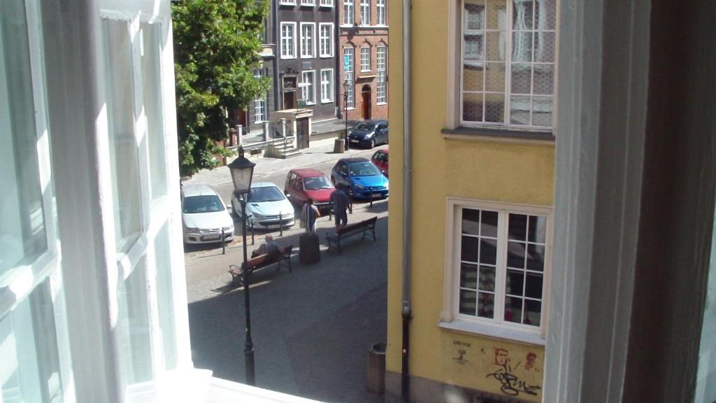 Aussicht aus einem Fenster einer Straße mit geparkten Autos in der Unterkunft Apartament Kozia I in Danzig