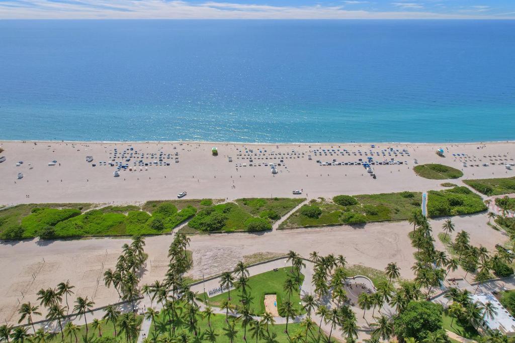 uma vista aérea de uma praia com muita gente em SOBE MONARCH 2BEDROOM 2 BATH MODERN apt- WALK TO OCEAN DRIVE em Miami Beach