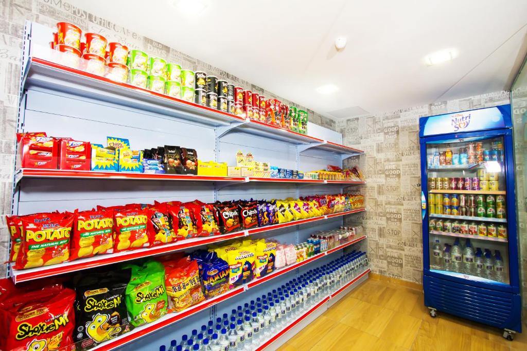 Supermarket nebo jiné obchody v  hotelu nebo okolí