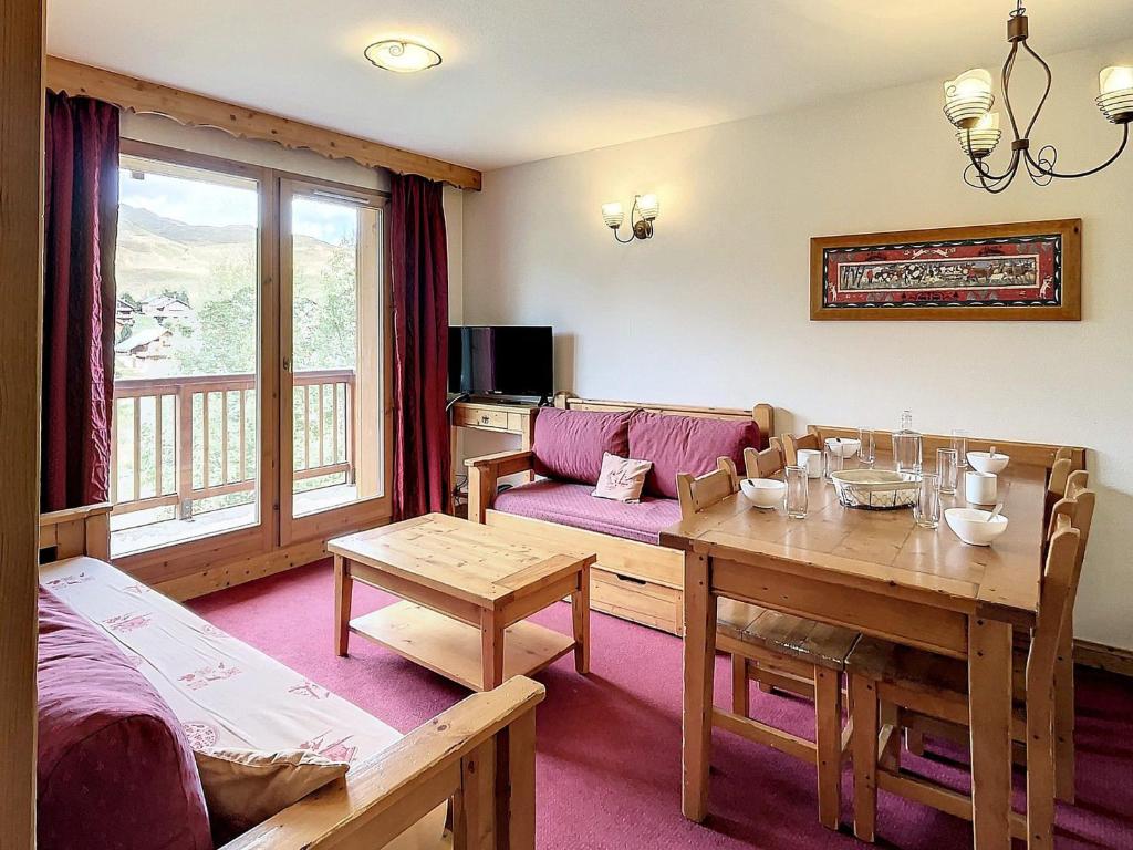 ein Wohnzimmer mit einem Sofa und einem Tisch in der Unterkunft Appartement La Toussuire, 3 pièces, 6 personnes - FR-1-267-272 in La Toussuire