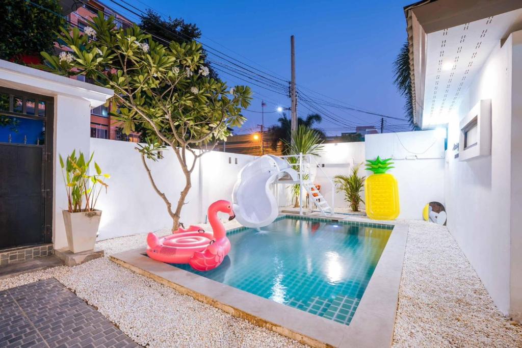 basen z dwoma flamingami w ogródku w obiekcie Charming House poolvilla w mieście Pattaya North