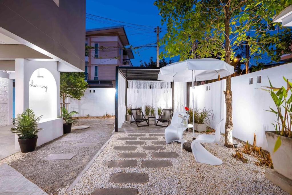 Patio nebo venkovní prostory v ubytování Charming House poolvilla