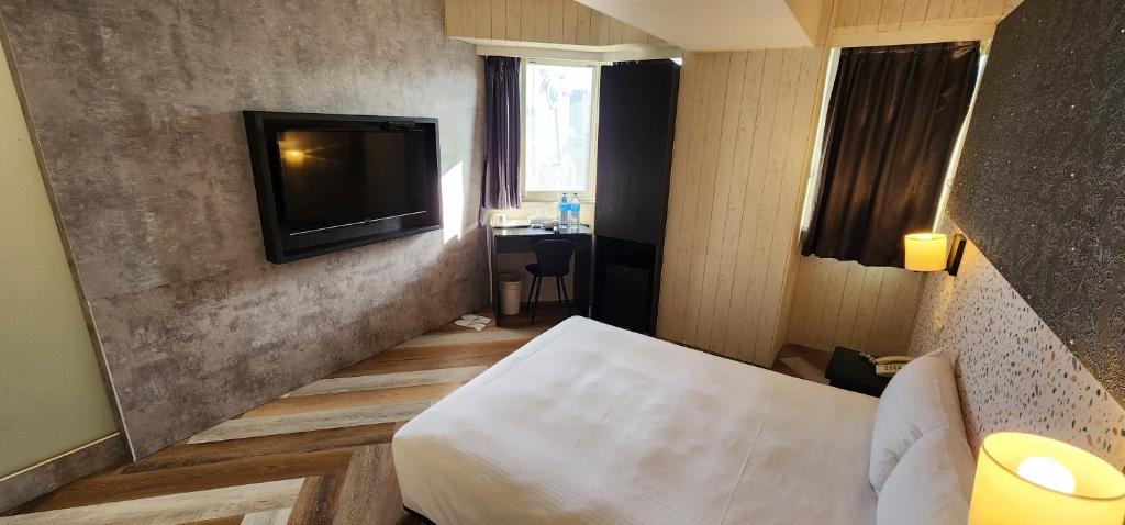 TV a/nebo společenská místnost v ubytování 慶爾喜旅館西門捷運館Gugis Inn