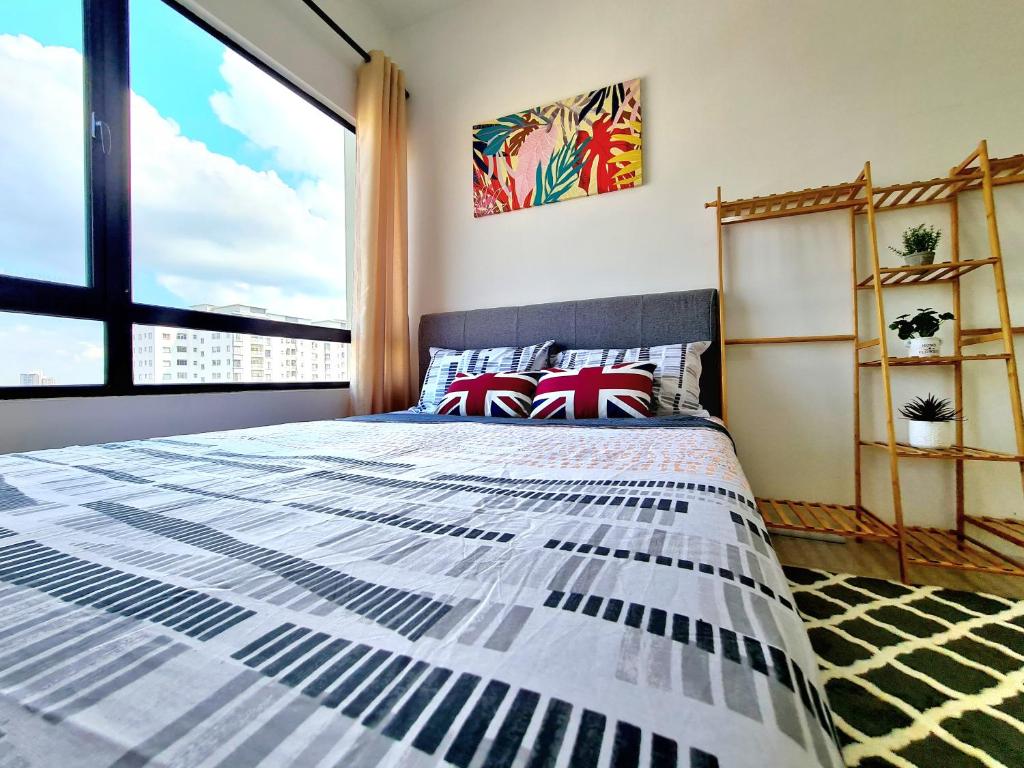 een slaapkamer met een bed en een groot raam bij Comfy 6 Guest 2 Rooms VIM3 Desa Parkcity, One Utama, Bandar Menjalara, Kepong, Sri Damansara, Mutiara Damansara, Damansara Perdana, Kota Damansara, Kuala Lumpur in Kuala Lumpur