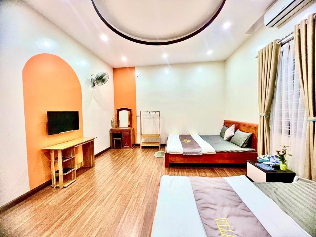 Habitación de hotel con 2 camas y TV en Chelsea Villa Moc Chau Venuestay en Mộc Châu