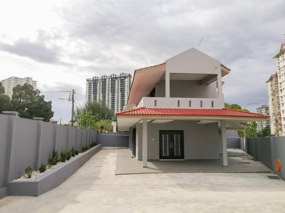 una casa blanca con una valla delante en The 29 Bungalow Setapak KL by Manhattan Group, en Kuala Lumpur