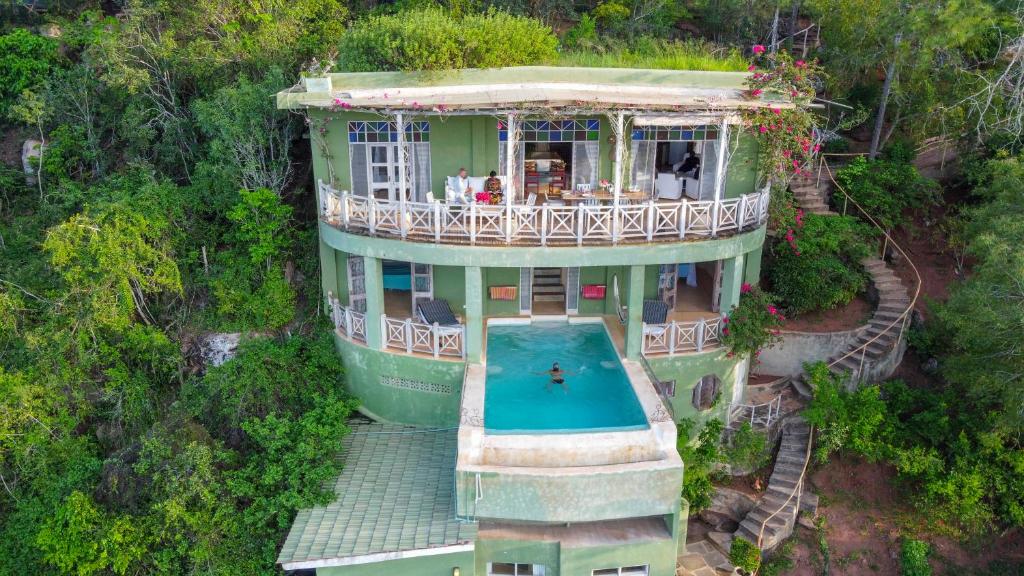 eine Luftansicht eines Hauses mit Pool in der Unterkunft Arcadia Cliff House in Kwale